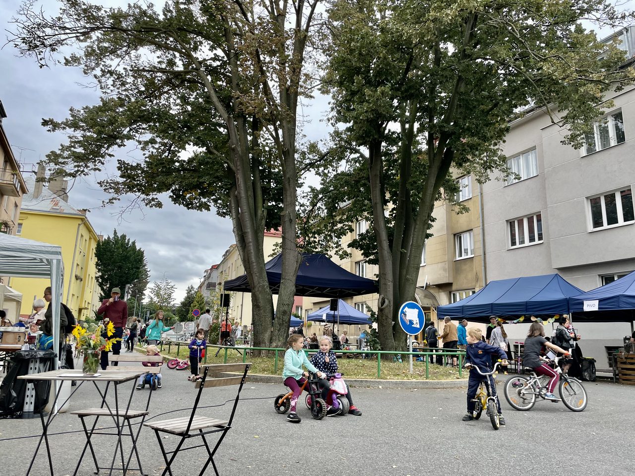 A past Zažít město jinak neighborhood street party in Prague